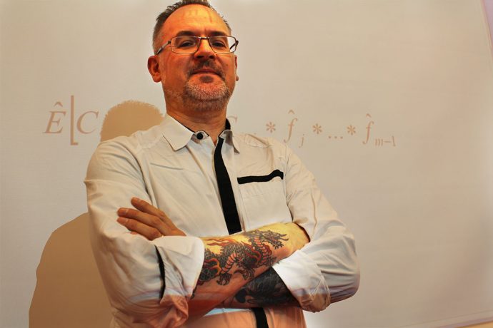 Artur Chmielewski, chef för Aktuariefunktionen på Folksam Sak, framför en matematisk formel som han ofta använder på jobbet. 